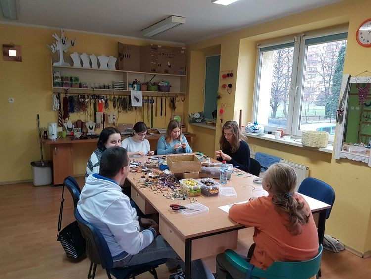 Mikołaje wraz z pomocnikami odwiedzili Warsztaty Terapii Zajęciowej, ZSB-I w Żorach