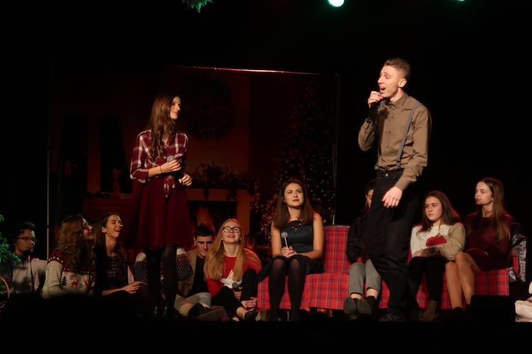 Młodzi artyści z Żor wystąpili w widowisku muzycznym „White Christmas”, MOK w Żorach