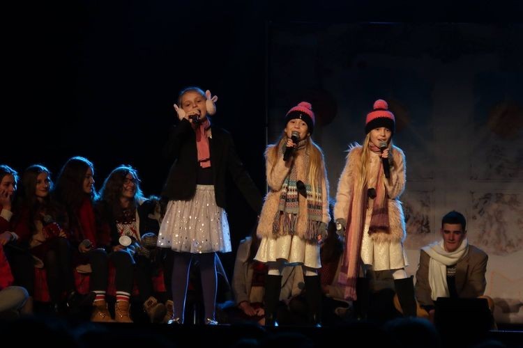 Młodzi artyści z Żor wystąpili w widowisku muzycznym „White Christmas”, MOK w Żorach