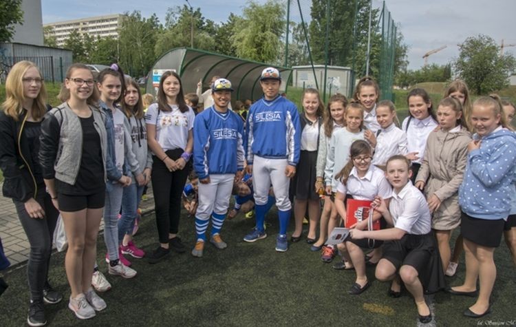 Dzieci z SP nr 13 spotkały się z popularnymi sportowcami, SP nr 13 w Żorach
