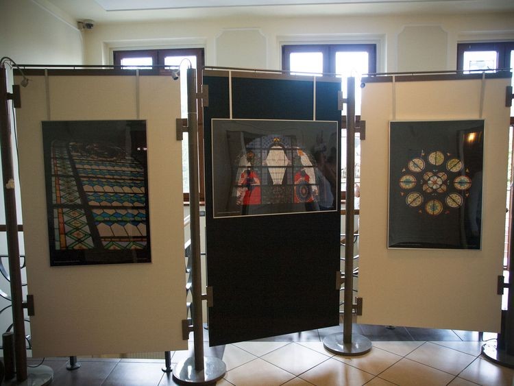 Trzy witraże w oknach Domu Kultury na zakończenie projektu, MOK w Żorach