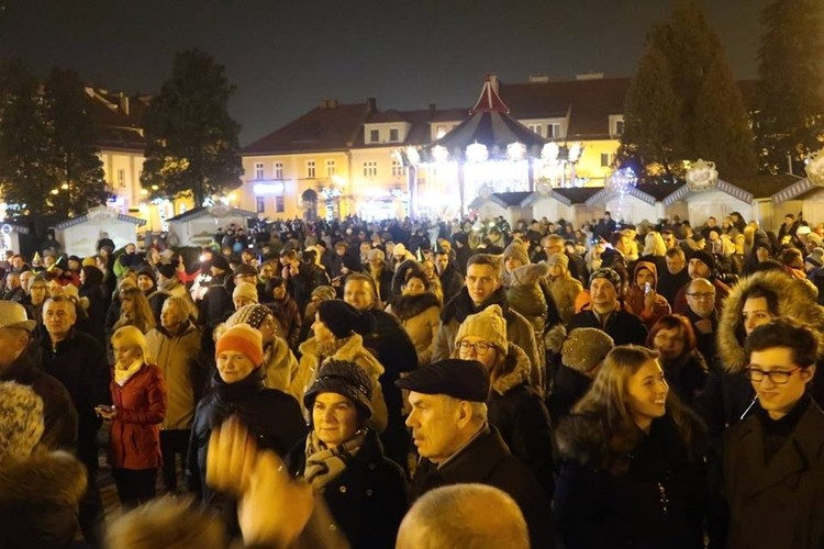 Mieszkańcy przywitali Nowy Rok na żorskim Rynku, MOK Żory