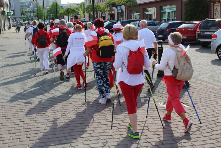 Żory: nordic walking w biało-czerwonych barwach, MOSiR Żory