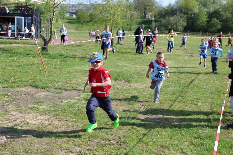 Młodzi żorzanie wraz z rodzicami wzięli udział w majówkowym biegu, MOSiR Żory