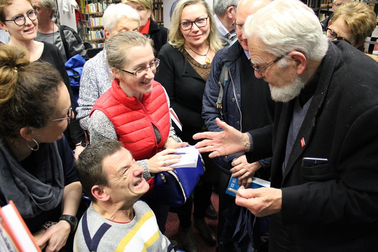 Ks. Adam Boniecki odwiedził żorską bibliotekę, MBP Żory