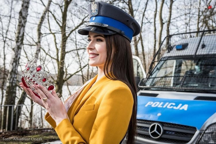 Z koroną w mundurze. Miss Polski zachęca do służby w szeregach policji, Arkadiusz Ciozak