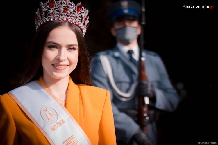 Z koroną w mundurze. Miss Polski zachęca do służby w szeregach policji, Michał Piątek