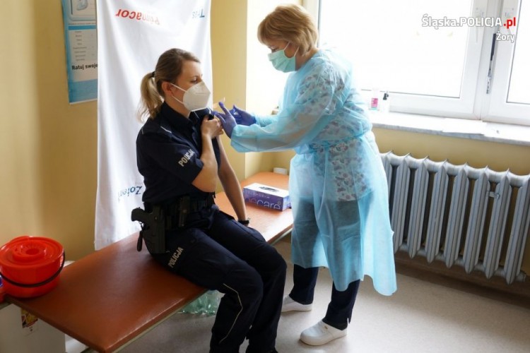 Trwają szczepienia żorskich policjantów, KMP Żory