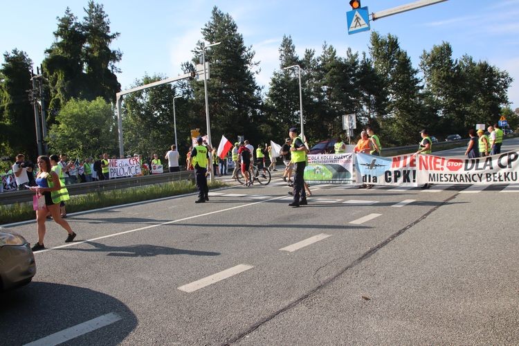 Zablokowali „Wiślankę”. W Woszczycach odbył się protest przeciwko budowie Kolei Dużych Prędkości, Dominik Gajda/Kamil Budniok