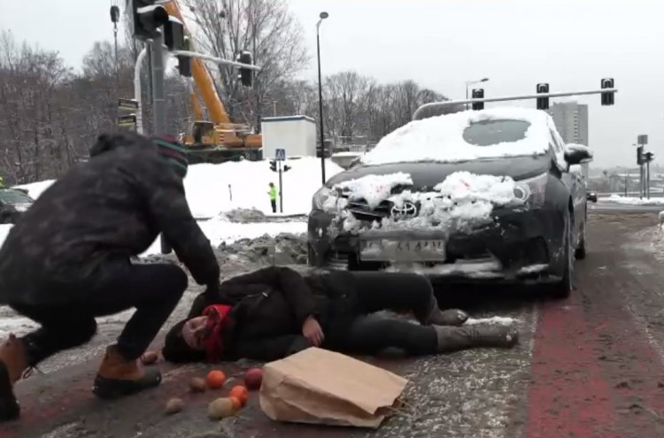 Pieszy walczył o życie. Kierowca nic nie widział przez śnieg (wideo, foto), Policja Śląska