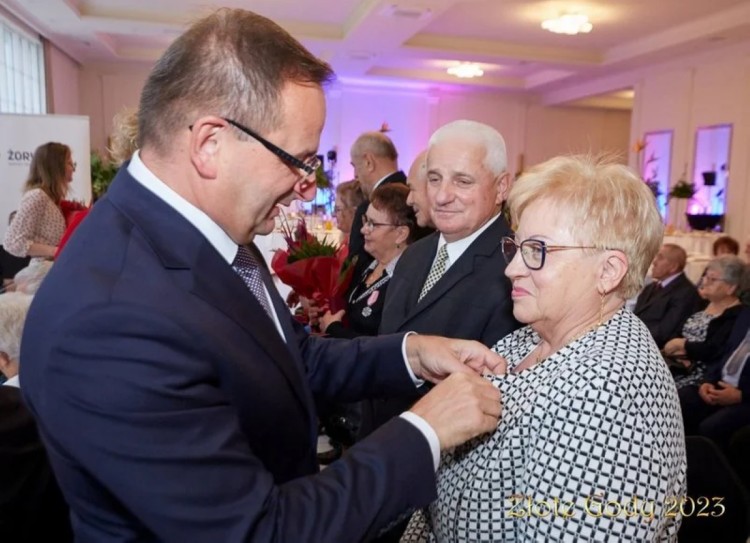 Przeżyli 50, 60, a nawet 70 lat razem! Święto jubilatów w Żorach, małżonkowie odznaczeni [ZDJĘCIA], UM Żory