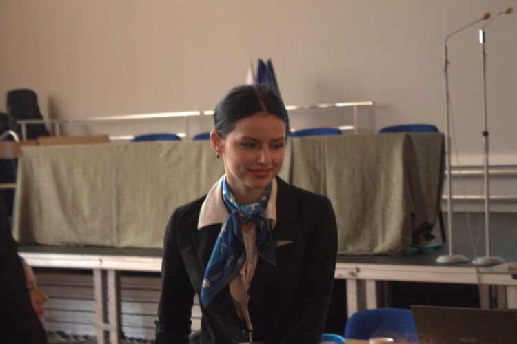 W Tischnerze uczą się młodzi stewardzi i stewardessy. W przyszłości spotkamy ich w samolocie [ZDJĘCIA], KB