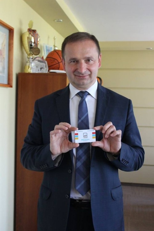Prezydent Miasta Żory Waldemar Socha odebrał nową kartę biblioteczną, materiały prasowe