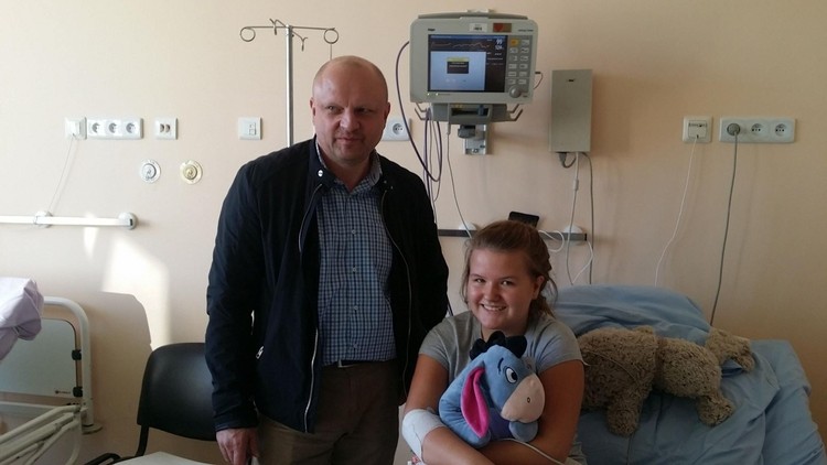 Kierowca rajdowy odwiedził dziewczynki ranne w wypadku na trasie Rajdu Śląska, Facebook / GCZD