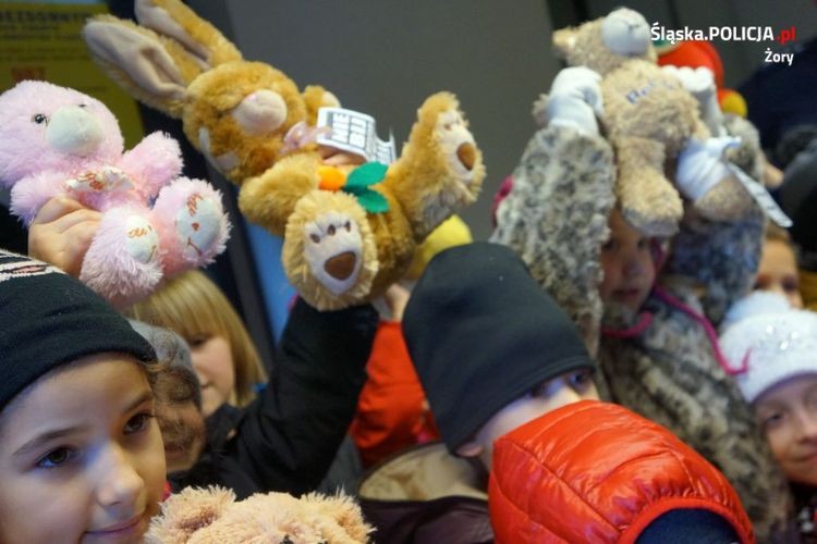 Dzieci z Żor wyszły w miasto z rannymi maskotkami, KMP w Żorach