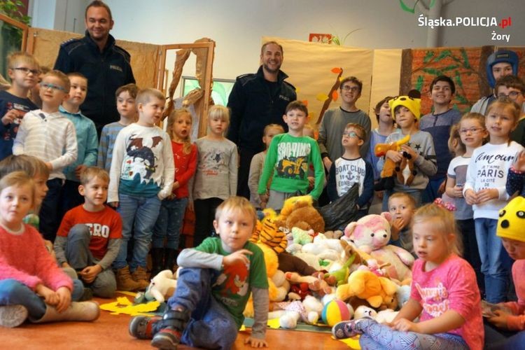 Żory: zebrali maskotki dla dzieci po traumatycznych zdarzeniach, KMP w Żorach