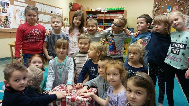 Dzieci z P19 mają małe-wielkie serca. Wysłały świąteczną paczkę dla ciężko chorej Wiktorii, Przedszkole nr 19 w Żorach