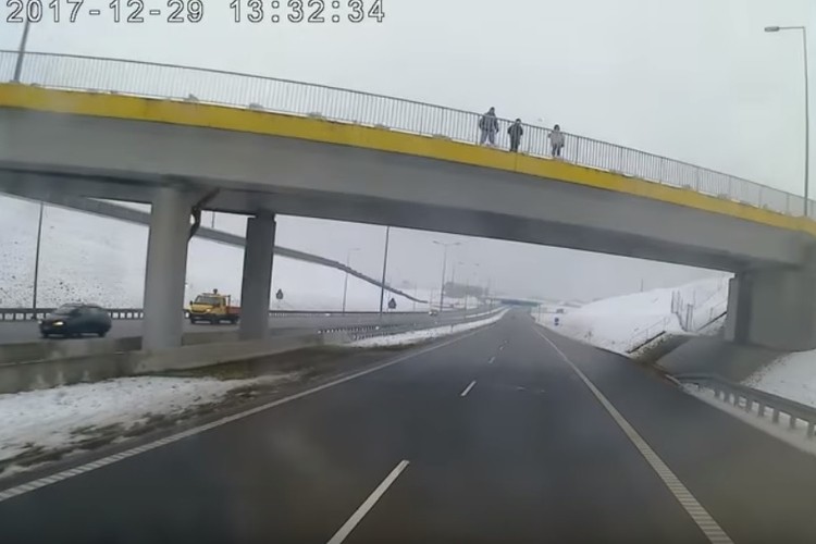Alert: młodzież zrzucała śnieg na samochody na A1 [wideo], YouTube.pl /  Ama Ptok