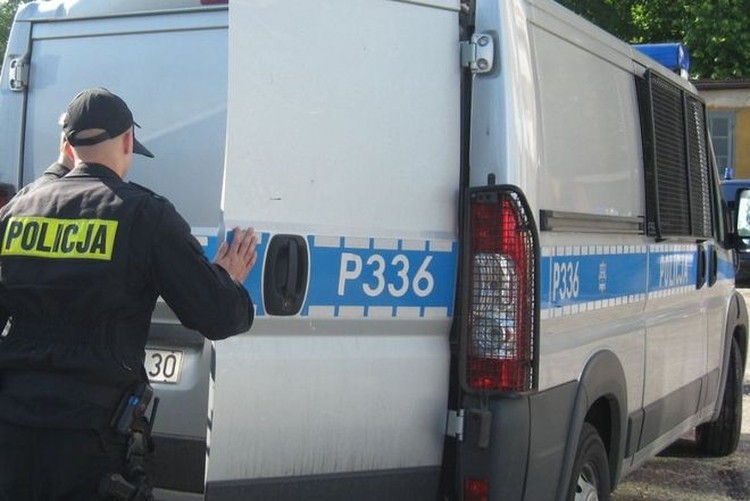 31-latek znieważył policjantów i pokazał im goły tyłek!, archiwum