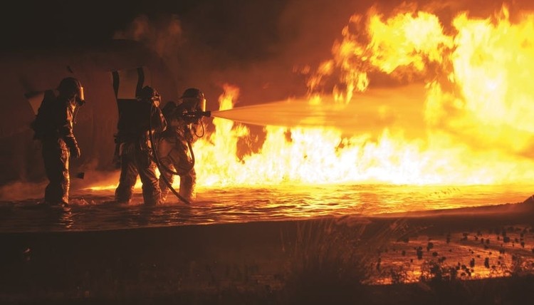 Pożar dzikiego wysypiska śmieci: według strażaków to podpalenie, stock image