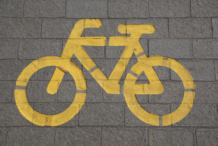 Wysokie krawężniki w Żorach przeszkodą dla rowerzystów. Czy władze je obniżą?, 