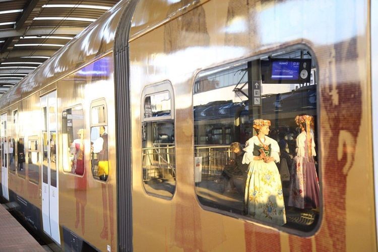 Złoty pociąg Kolei Śląskich wozi pasażerów, 