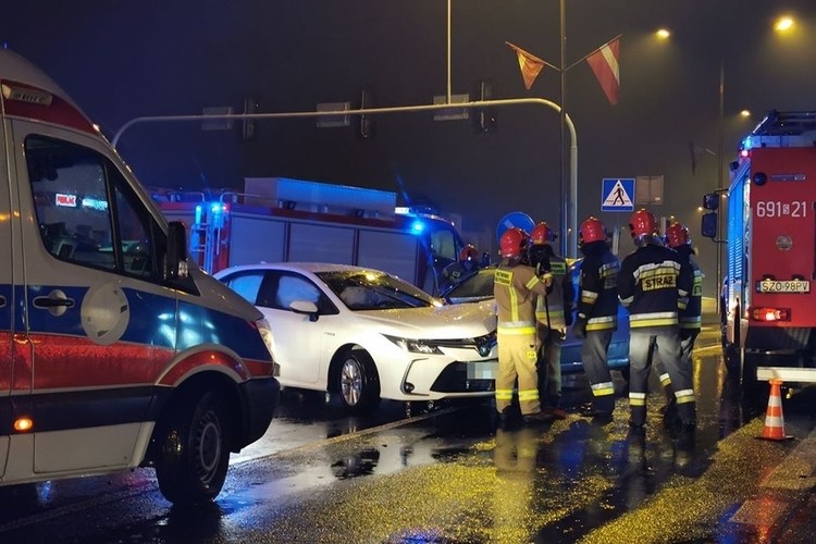Groźne zderzenie na al. Zjednoczonej Europy. Samochód sam powiadomił strażaków, Fot. Żory - Informacje Drogowe 24h