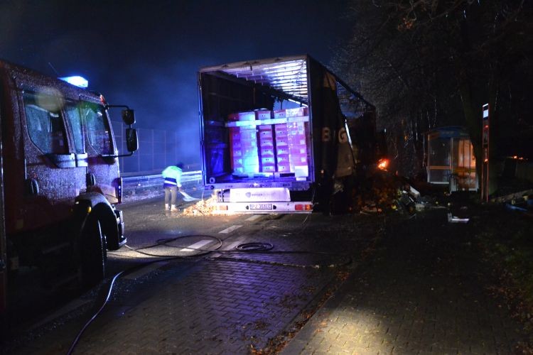 Pożar na Wiślance: ciężarówka z żywnością doszczętnie spłonęła, 