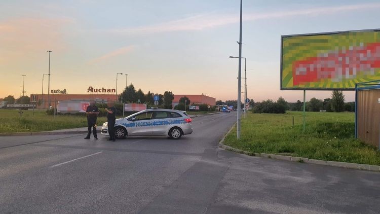 Alarm bombowy przy Auchan w Żorach!, Żory - Informacje Drogowe 24h