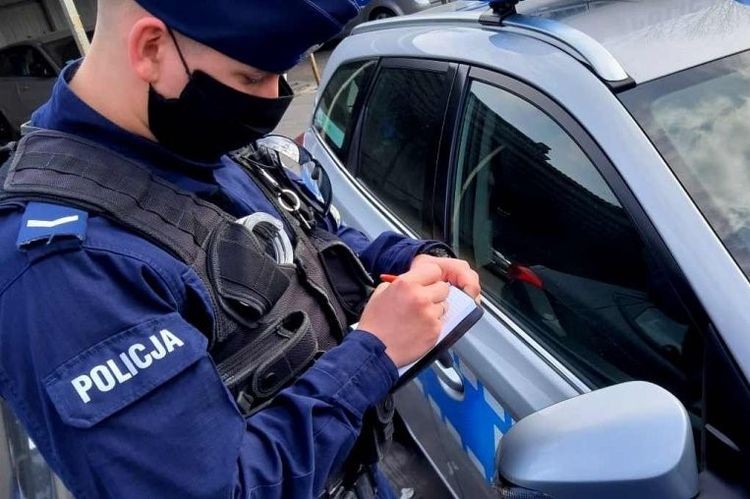 Śląscy policjanci wlepili 2200 mandatów za brak maseczki, Policja