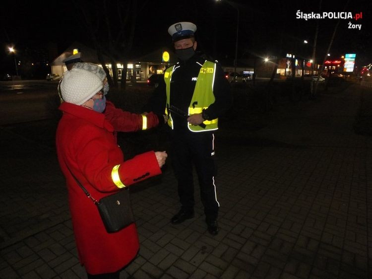 Żorscy policjanci wręczali pieszym mikołajkowe prezenty, Policja
