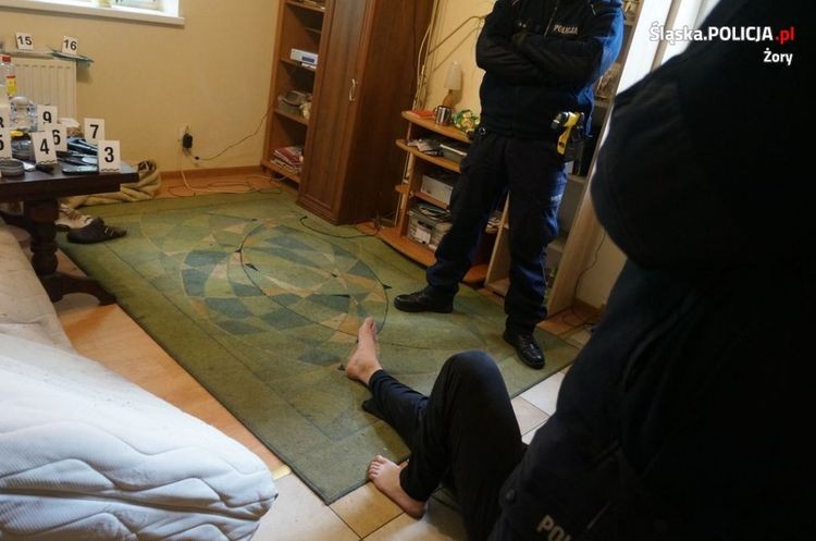 Kontrterroryści w Kleszczówce: miał konstruować bombę, sąsiedzi w strachu, Policja