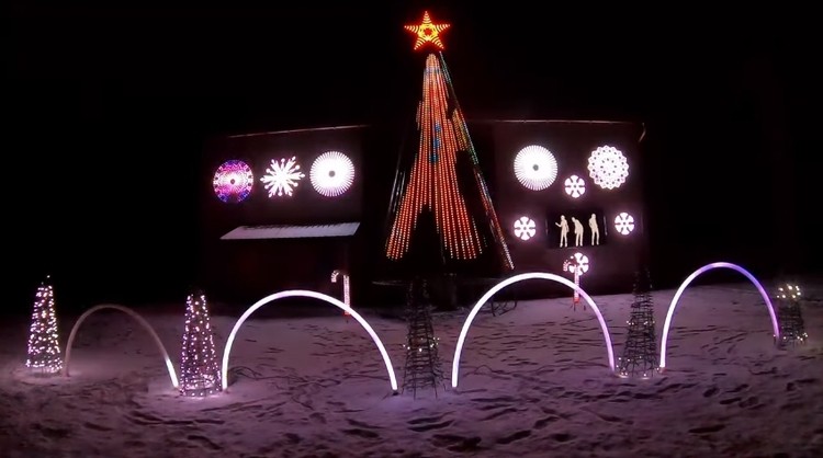 Niezwykła świąteczna iluminacja w Żorach. Instalacja z 12 000 lampek!, You Tube / Paweł Stronczek
