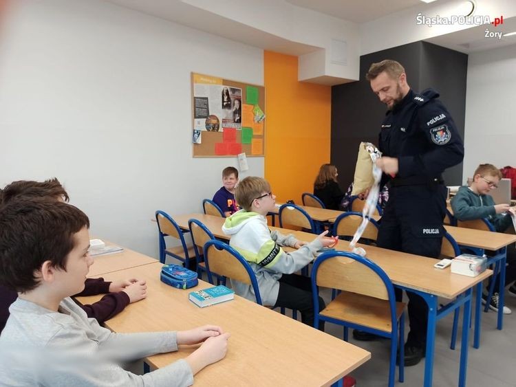 Policjanci uczyli najmłodszych o uzależnieniach i hejcie, KMP Żory