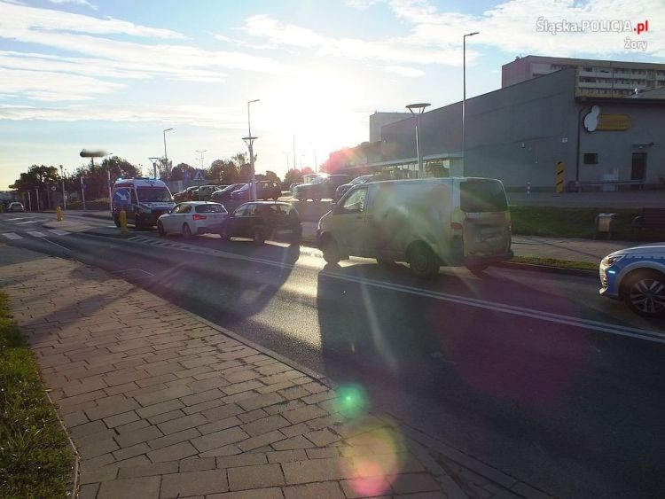 Zderzenie trzech pojazdów na Wodzisławskiej. 66-letnia kobieta trafiła do szpitala, KMP Żory