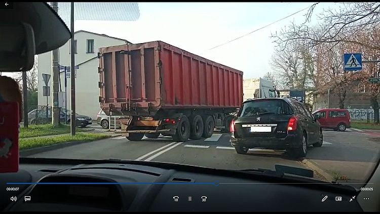 Niebezpiecznie na Mikołowskiej. Ciężarówka jechała pod prąd (wideo), material Czytelnika