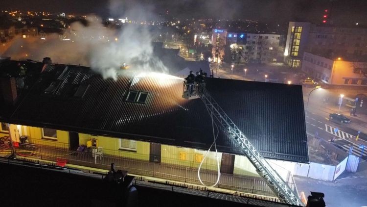 Pożar dachu przy ul. Wodzisławskiej. Ewakuowano mieszkańców, Mateusz Greń