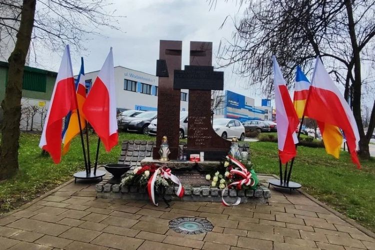 Uczcili pamięć ofiar Zbrodni Katyńskiej. Pod pomnikiem złożono kwiaty, KMP Żory/ UM Żory