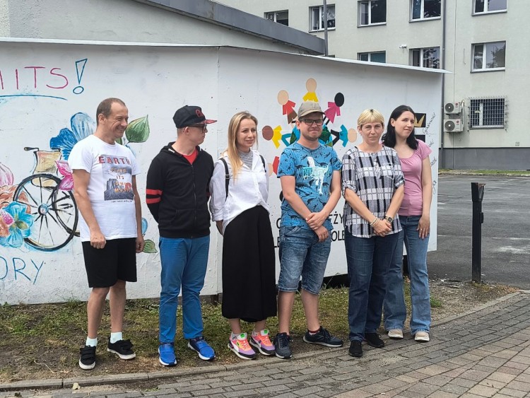 Sztuka uliczna w innym wydaniu. Te murale nie szpecą, a łączą i motywują [FOTO], KB