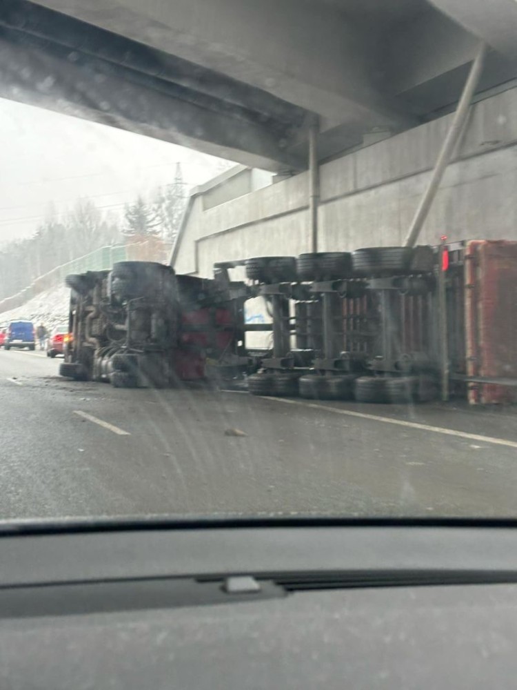 Poważny wypadek na drodze Racibórz-Pszczyna. Kierowca był reanimowany, Czytelnik/PSP Rybnik