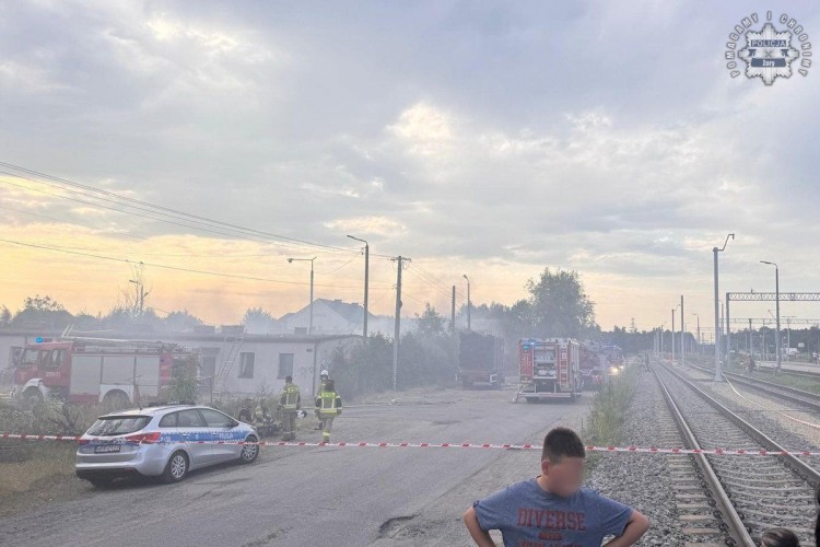 Pożar na Kolejowej: seria wybuchów, zniszczone budynki i ewakuacja mieszkańców. Zatrzymano 33-latka [wideo], KMP Żory
