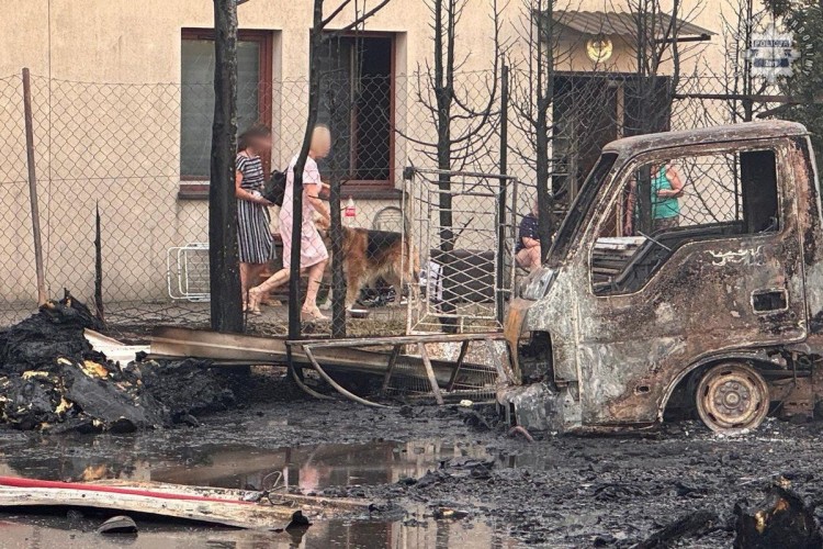 Pożar na Kolejowej: seria wybuchów, zniszczone budynki i ewakuacja mieszkańców. Zatrzymano 33-latka [wideo], KMP Żory