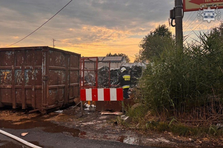 Pożar na Kolejowej: seria wybuchów, zniszczone budynki i ewakuacja mieszkańców. Zatrzymano 33-latka [wideo], KMP Żory