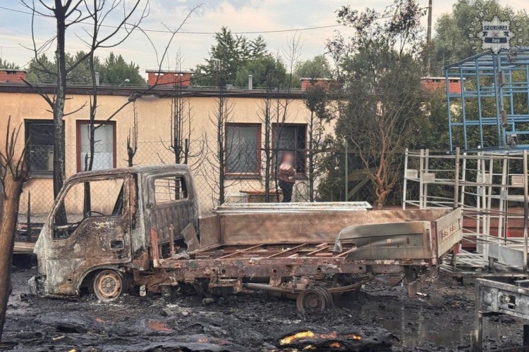 Pożar na Kolejowej: seria wybuchów, zniszczone budynki i ewakuacja mieszkańców. Zatrzymano 33-latka [wideo], KMP Żory