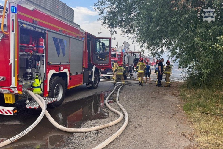 Pożar na Kolejowej: seria wybuchów, zniszczone budynki i ewakuacja mieszkańców. Zatrzymano 33-latka [wideo], KMP Żory