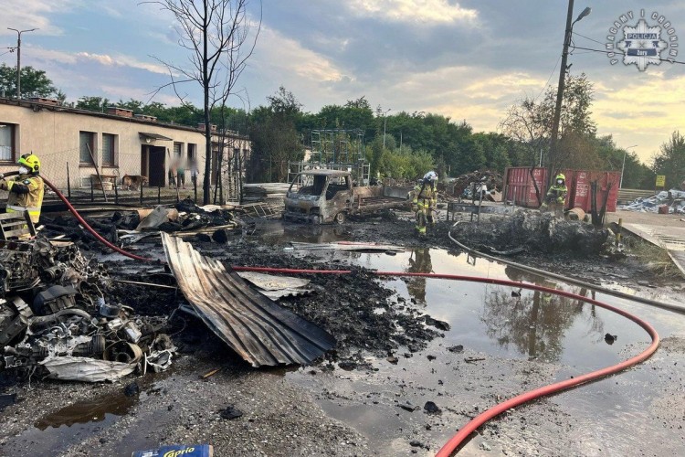 Pożar na Kolejowej: seria wybuchów, zniszczone budynki i ewakuacja mieszkańców. Zatrzymano 33-latka [wideo], KMP Żory