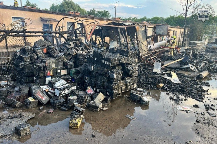 Pożar na Kolejowej: seria wybuchów, zniszczone budynki i ewakuacja mieszkańców. Zatrzymano 33-latka [wideo], KMP Żory