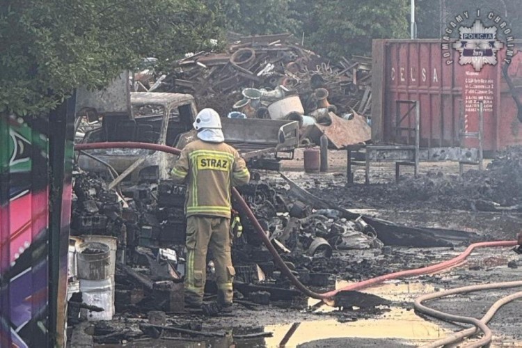 Pożar na Kolejowej: seria wybuchów, zniszczone budynki i ewakuacja mieszkańców. Zatrzymano 33-latka [wideo], KMP Żory