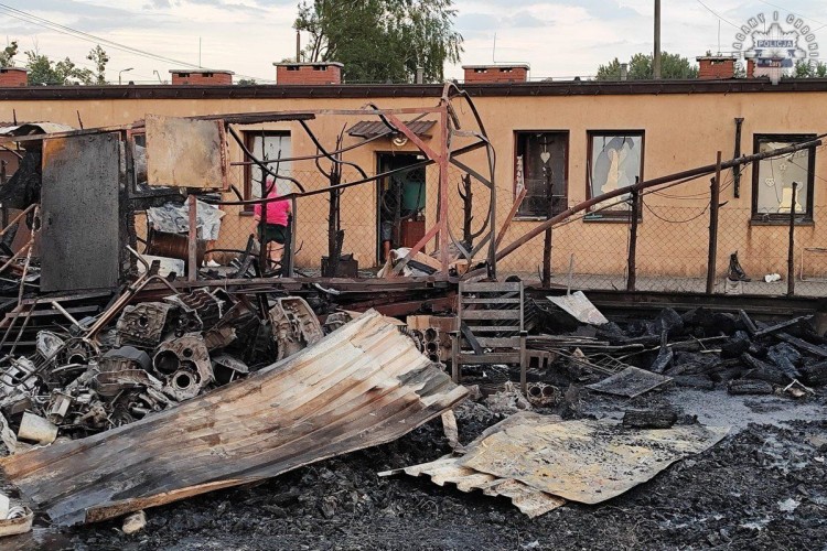 Pożar na Kolejowej: seria wybuchów, zniszczone budynki i ewakuacja mieszkańców. Zatrzymano 33-latka [wideo], KMP Żory