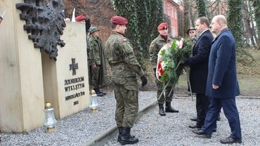 Żory: złożono kwiaty pod pomnikiem Żołnierzy Wyklętych